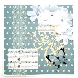 Carte artisanale de vœux faite main – Scrapbooking bohème chic bleu ivoire beige – Papillons, dentelle, fleurs – toute occasion