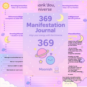 Könnte beinhalten: Ein 369 Manifestations-Journal mit einem weichen lila Hintergrund, mit dem Text "369 Manifestation Journal" und "Richten Sie Ihre Energie auf das Universum aus". Das Journal enthält Abschnitte für Morgen-, Nachmittags- und Abendabsichten mit niedlichen Planeten- und Mondillustrationen.