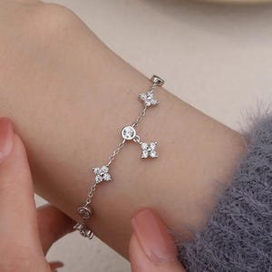 Pulsera de trébol de hoja de plata esterlina / Delicado dije de trébol de circonita / Regalo de joyería de plata de la suerte para mujeres / Delicado regalo de joyería de plata