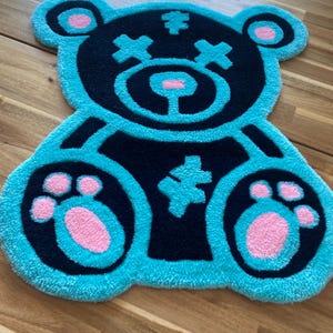 Alfombra de oso con mechones hecha a mano: adorable alfombra de dibujos animados en azul y rosa, decoración estética kawaii para el hogar, tapete con forma personalizada, alfombra de osito con mechones.
