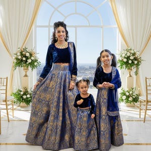 母娘で着るお揃いのインド風レヘンガ衣装