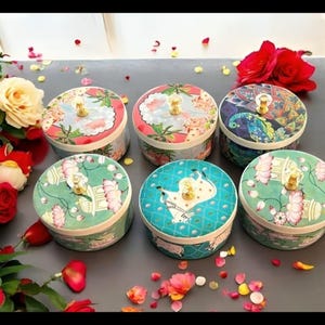 Cajas decorativas de metal estilo bohemio: 6 contenedores de almacenamiento de metal con estampado floral y de pavo real, con pomos de cristal.