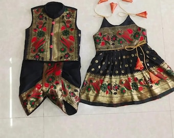 Kombination av etniska barnkläder – svart siden Lehenga Choli, set med blommig brokad Dhoti Kurta jacka
