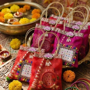 Haldi Mehndi Retur presentförpackning | Organza Potli-väska, Kundan-armband, Bindi-lakan