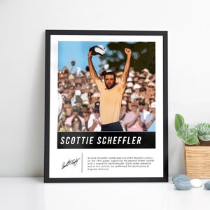Puede incluir: Impresión enmarcada en negro de un golfista celebrando una victoria, con los brazos levantados, sosteniendo una gorra. La impresión tiene el texto "SCOTTIE SCHEFFLER" en una pancarta negra. Una firma y texto están debajo.