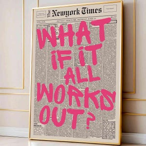 K&ouml;nnte beinhalten: Ein gerahmter Wandkunstdruck, der eine Zeitungsfrontseite im Vintage-Stil mit dem Text The Newyork Times und dem Datum Montag, 21. Juni, zeigt. &Uuml;berlagert in gro&szlig;en, fetten, leuchtend pinkfarbenen, handschriftlichen Buchstaben steht der Satz WHAT IF IT ALL WORKS OUT?