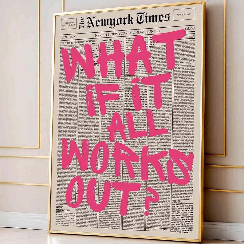 K&ouml;nnte beinhalten: Ein gerahmter Wandkunstdruck, der eine Zeitungsfrontseite im Vintage-Stil mit dem Text The Newyork Times und dem Datum Montag, 21. Juni, zeigt. &Uuml;berlagert in gro&szlig;en, fetten, leuchtend pinkfarbenen, handschriftlichen Buchstaben steht der Satz WHAT IF IT ALL WORKS OUT?