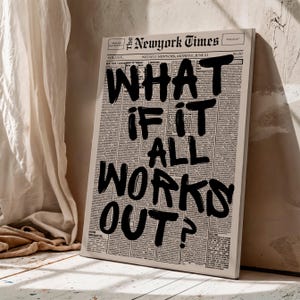 K&ouml;nnte beinhalten: Ein rechteckiger Leinwanddruck mit einem Design der Titelseite einer alten Zeitung, auf dem der fettgedruckte, handgeschriebene schwarze Text WHAT IF IT ALL WORKS OUT? &uuml;ber die Spalten gelegt ist. Die Zeitungs&uuml;berschrift lautet The Newyork Times.