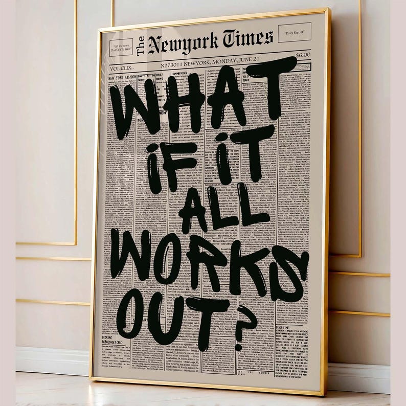 K&ouml;nnte beinhalten: Ein gerahmter Kunstdruck, der eine alte Zeitungsseite der New York Times vom Montag, den 21. Juni, zeigt. &Uuml;ber den Text ist in gro&szlig;en, fetten, handgemalten schwarzen Buchstaben der Satz WHAT IF IT ALL WORKS OUT? geschrieben. D&uuml;nner Goldrahmen.