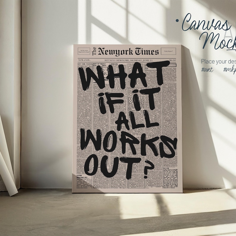 K&ouml;nnte beinhalten: Ein rechteckiger Leinwanddruck mit einem Vintage-Zeitungs-Layout, bei dem der fette, schwarze, handgeschriebene Text WHAT IF IT ALL WORKS OUT? &uuml;ber Spalten mit kleinem, dichtem, schwarzem Nachrichtentext auf beigem Hintergrund liegt.
