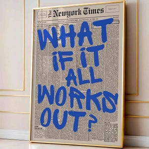 K&ouml;nnte beinhalten: Ein gerahmter Wandkunstdruck, der die Titelseite einer alten Zeitung zeigt, mit dem fetten, blau handgemalten Text WHAT IF IT ALL WORKS OUT?, der &uuml;ber den schwarzen Textspalten liegt. Der Druck ist in einem d&uuml;nnen Goldrahmen.