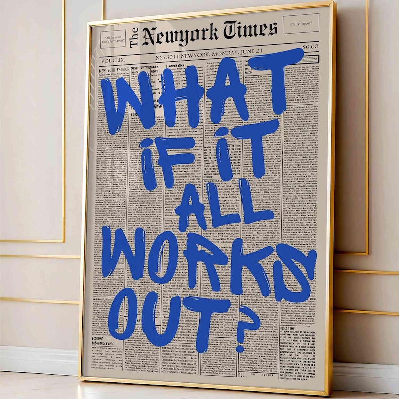 K&ouml;nnte beinhalten: Ein gerahmter Wandkunstdruck, der die Titelseite einer alten Zeitung zeigt, mit dem fetten, blau handgemalten Text WHAT IF IT ALL WORKS OUT?, der &uuml;ber den schwarzen Textspalten liegt. Der Druck ist in einem d&uuml;nnen Goldrahmen.
