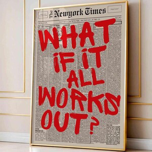 K&ouml;nnte beinhalten: Ein gerahmter Wandkunstdruck, der eine Zeitungsseite im Vintage-Stil mit dem Text The New York Times zeigt. &Uuml;berlagert mit gro&szlig;en, fetten, roten Pinselstrich-Buchstaben steht der Satz WHAT IF IT ALL WORKS OUT? Das Design ist in einem Goldrahmen.