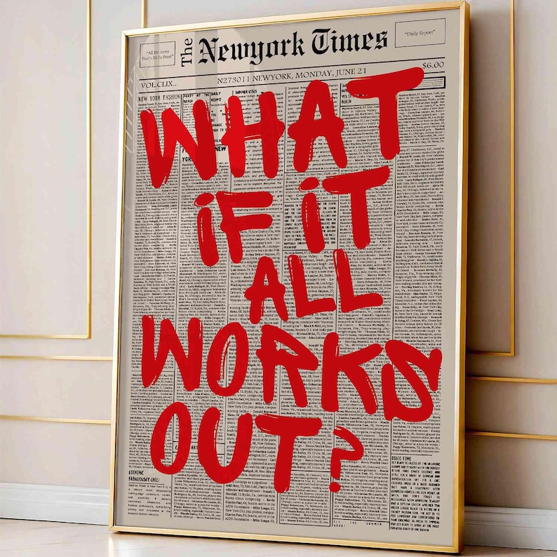 K&ouml;nnte beinhalten: Ein gerahmter Wandkunstdruck, der eine Zeitungsseite im Vintage-Stil mit dem Text The New York Times zeigt. &Uuml;berlagert mit gro&szlig;en, fetten, roten Pinselstrich-Buchstaben steht der Satz WHAT IF IT ALL WORKS OUT? Das Design ist in einem Goldrahmen.