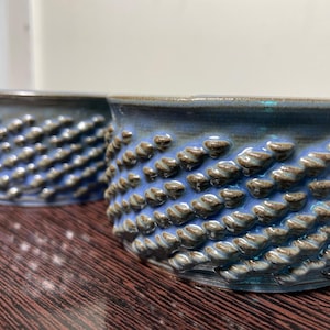 Bols artisanaux floraux bleus en céramique – Ensemble de 2 | Bols de service en grès de 12,5 cm de large | Poterie artisanale | CHÊNE DE RANIL