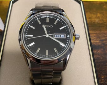 seiko 7n43-9070 watch almost new box and papers black dial