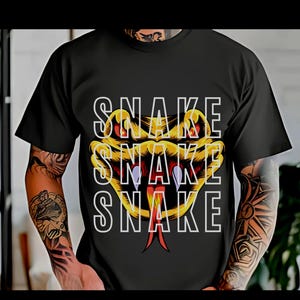 Pode incluir: Uma t-shirt preta de manga curta com um gráfico de uma cabeça de cobra amarela com olhos vermelhos e língua bifurcada. A palavra SNAKE está impressa três vezes em letras maiúsculas brancas grandes, sobreposta à ilustração no peito.
