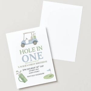 Puede incluir: Tarjeta de invitación blanca con temática de golf. Incluye una ilustración en acuarela de un carrito de golf, una bolsa de golf y un green con una bandera. El texto dice "HOLE IN ONE" para un primer cumpleaños.