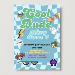 Op de afbeelding: Een lichtblauwe uitnodiging met een dambordpatroon en de woorden "Cool Dude Navy turns 6". De uitnodiging bevat afbeeldingen van een skateboard, dobbelstenen, een Rubik's kubus en een gamecontroller. De evenementdetails zijn ook opgenomen.