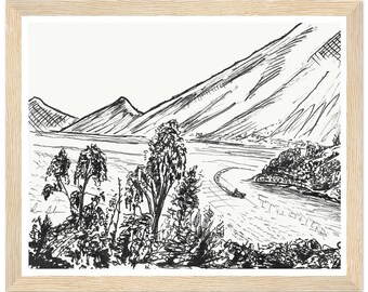 Könnte beinhalten: Schwarz-Weiß-Tuschezeichnung einer Landschaft mit Bergen, einem See, Bäumen und einem Boot. Das Kunstwerk ist in einem hellen Holzrahmen gerahmt. Der Stil erinnert an eine Skizze oder Illustration.
