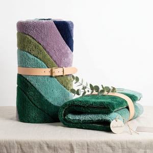 Abstract Wave Rug Handmade Leather Strap Packaging - Multicolour Tufted Art Rug Green Teal Purple - Retro Abstract Rug - Housewarming Gift - Artistic Area Rug