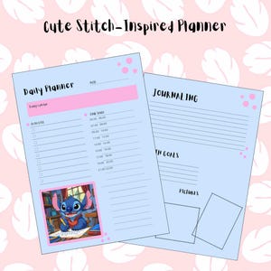 以下が含まれることがあります： 「Daily Planner」と「Journaling」の文字が入ったピンク色の見出しが付いた、水色のプランナー。プランナーには、スティッチの漫画の画像があり、To-Doリスト、時間枠、目標、写真のセクションが含まれています。「Cute Stitch-Inspired Planner」と書かれています。