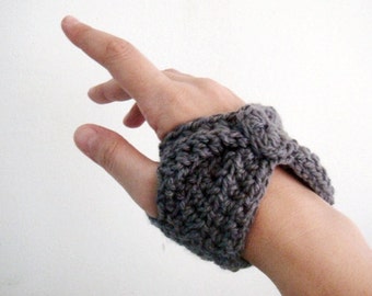 Crochet PATTERN Short Fingerless Gloves Wrist Warmers 11