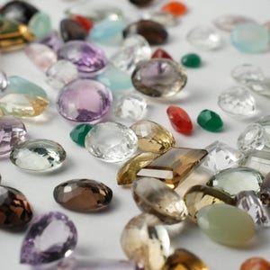 Lot de 50 carats de pierres précieuses mélangées naturelles, lot de pierres précieuses semi-précieuses en vrac, assortiment de pierres précieuses pour la fabrication de bijoux