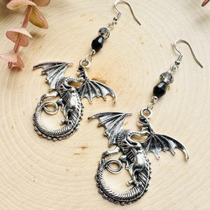 Pendientes de fantasía de dragón plateado - Fourth Wing / Joyería de fantasía / Accesorios de cosplay / Regalos literarios