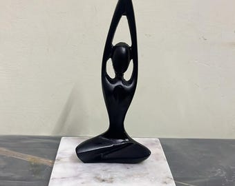 Estatua de yoga negra, escultura minimalista sobre base de mármol, decoración zen