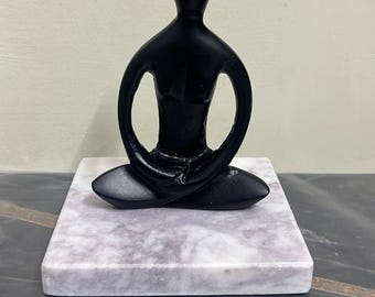 Figura humana abstracta minimalista - Escultura moderna de metal sentada con base de mármol