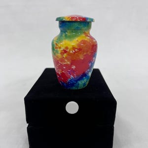 Rainbow Tie Dye-urna med minnesmotiv: Liten minnesurna med sammetspåse