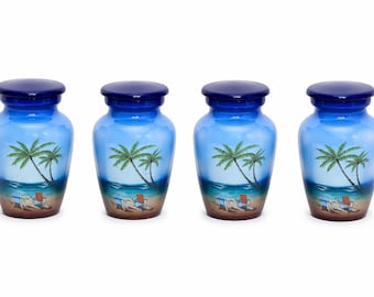 Könnte beinhalten: Vier identische blaue Urnen mit dunkelblauen Deckeln, die jeweils eine handgemalte Strandszene zeigen. Das Design umfasst zwei grüne Palmen, einen blauen Ozean und zwei Strandstühle an einem sandbraunen Ufer, was ein tropisches Küstenmotiv ergibt.