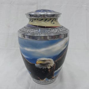 American Eagle Cremation Urn for Adult Ashes – Patriotic Bald Eagle & Flag Design – Memorial Funeral Urn with Velvet Bag Holds Up to 200 lbs