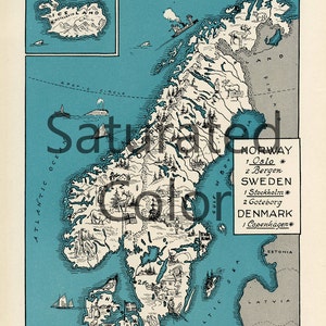 Op de afbeelding: Een vintage kaart van Scandinavië, met daarop Noorwegen, Zweden en Denemarken. De kaart is getekend in een cartoon-stijl met illustraties van dieren, mensen en gebouwen. De kaart heeft een blauwe achtergrond met witte lijnen en tekst. De tekst op de kaart bevat de namen van de landen, steden en de poolcirkel.