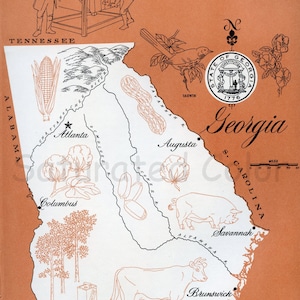 Könnte beinhalten: Eine Schwarzweiß-Linienzeichnung einer Karte des Bundesstaates Georgia mit Illustrationen landwirtschaftlicher Produkte, darunter Baumwolle, Erdnüsse, Mais, Schweine, Kühe und Kiefern. Die Karte enthält das Staatssiegel und den Text "The Cotton Gin" und "Georgia".