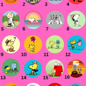 Può includere: Una collezione di 20 disegni circolari dei personaggi di Snoopy e Woodstock su sfondo rosa. Ogni cerchio presenta un'illustrazione diversa dei personaggi dei Peanuts, con varie scene ed espressioni. Alcuni cerchi includono testo come "Relax!" e "FULL-TIME JOB".