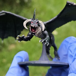 D&D handgeschilderde jonge zwarte draak miniatuur