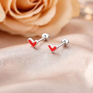 Adorables pendientes de plata de ley S999 con forma de corazón, esmalte rojo, cierre de rosca seguro, ideales para dormir. Un dulce regalo de joyería para el día a día.