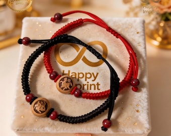 Braccialetto Anno del Cavallo 2026, Gioielli Zodiaco Cinese, Cordino Rosso Intrecciato, Amuleto di Protezione, Ciondolo in Legno Inciso a Mano, Regalo Portafortuna