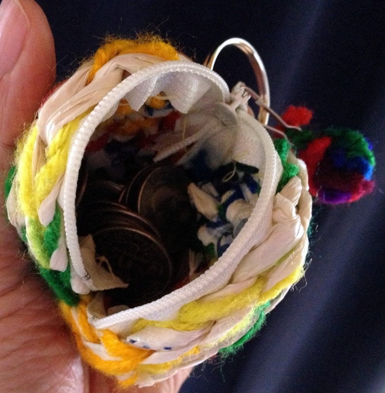 Cream Plarn and Yarn Coin Purse with Zipper