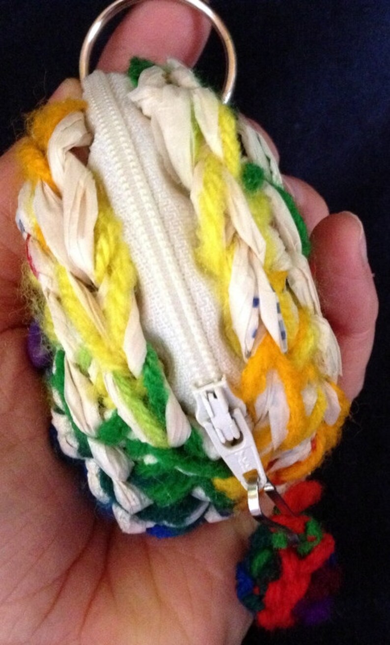 Cream Plarn and Yarn Coin Purse with Zipper