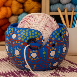 Mandala garnskål i trä – 15 x 10 cm boho stickhållare med spiralguide
