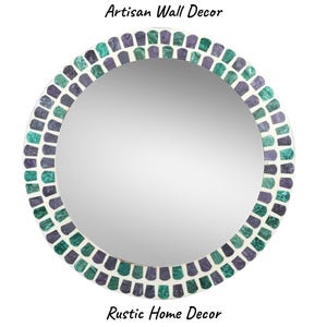 Puede incluir: Espejo redondo de mosaico con marco blanco y borde de azulejos verdes y morados. El espejo tiene el texto "Artisan Wall Decor" y "Rustic Home Decor".
