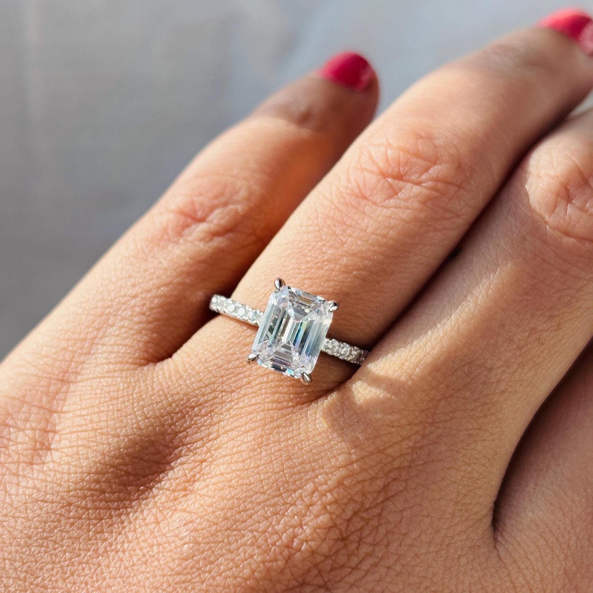 2カラット エメラルドカット モアッサナイト エンゲージリング：隠れた