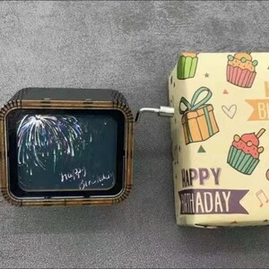 Alles Gute zum Geburtstag Handkurbel Spieluhr - Feuerwerk Geschenk Box | Hölzerne Spieluhr | Geburtstagsgeschenk | Benutzerdefinierte Spieluhr | Gastgeschenk