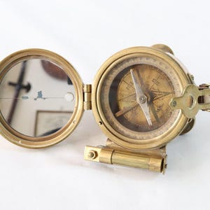 Messing Brunton-kompas met houten kist – nautisch maritiem bureaudecoratiecadeau, vintage-stijl kompas voor verzamelaars, wandelaars en reizigers