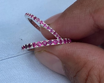 Anillo de eternidad apilable con rubí delicado, anillo minimalista de oro, anillo de rubí, piedra natal de julio, regalo para ella, anillo delicado, banda de eternidad, anillo de rubí delicado