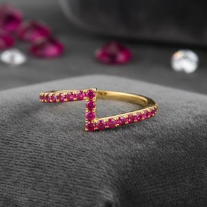 Elegant rubin stapelbar evighetsring i guld minimalistisk ring rubinring juli födelsesten gåva till henne delikat ring evighetsband elegant rubinring