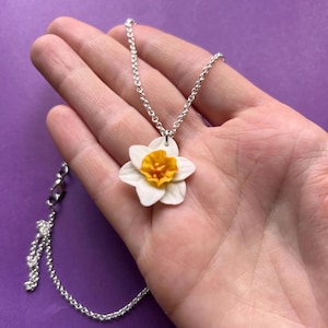 Collar de flores de narciso hecho a mano – Colgante de porcelana fría